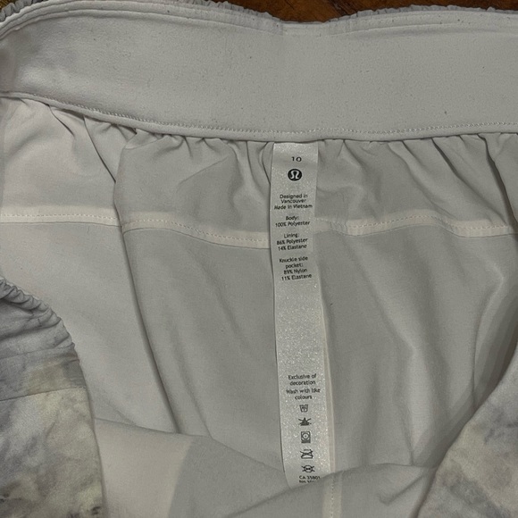 🩶 LULULEMON White/Gray Tie-Dye Shorts 5” Size 10🩶 - Picture 3 of 3